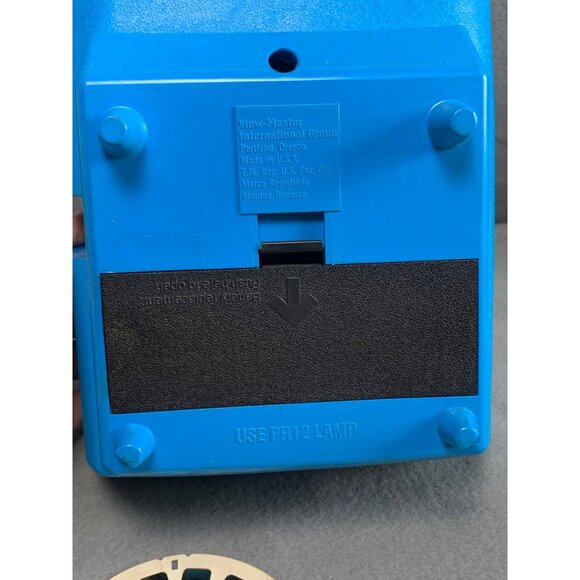 Vintage View-Master Entertainer Projector with 4 Smurf Classic Reels - Picture 4 of 8